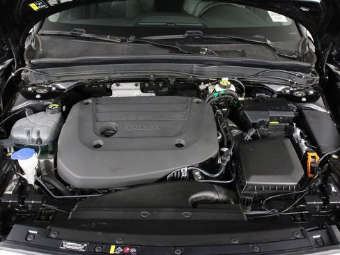 Certified 2025 Volvo XC40 B5 Plus image 24