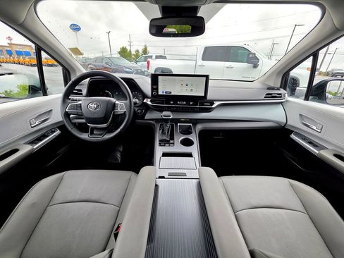 Used 2026 Toyota Sienna XLE FWD image 16