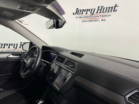 Used 2024 Volkswagen Tiguan SE image 28