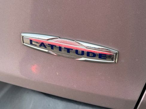 Used 2018 Jeep Cherokee Latitude AWD/4WD image 4
