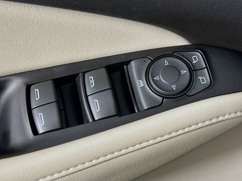 Used 2023 Buick Enclave Essence image 15