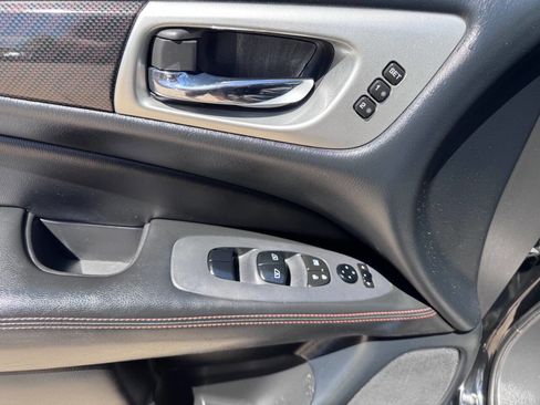 Used 2020 Nissan Pathfinder SL AWD/4WD image 16