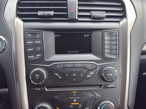 Used 2017 Ford Fusion SE FWD image 9
