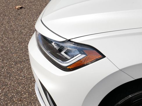 Certified 2025 Volkswagen Jetta SE w/ Sunroof Package image 16