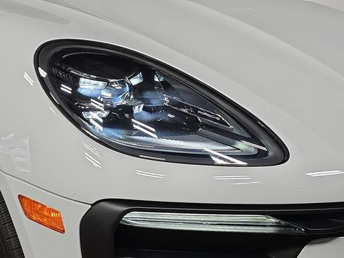 Certified 2025 Porsche Macan AWD/4WD image 12