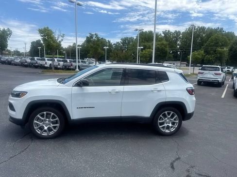 Used 2023 Jeep Compass Latitude AWD/4WD image 4