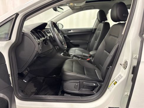 Used 2019 Volkswagen Golf SE image 13