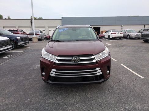 Used 2019 Toyota Highlander XLE FWD image 2