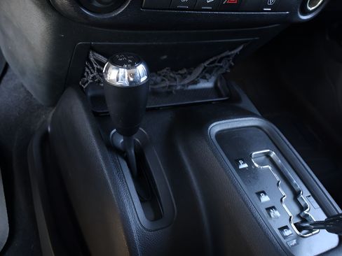 Used 2015 Jeep Wrangler Unlimited Sahara w/ Connectivity Group AWD/4WD image 27