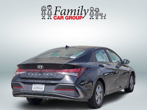 Used 2025 Hyundai Elantra SE FWD image 4