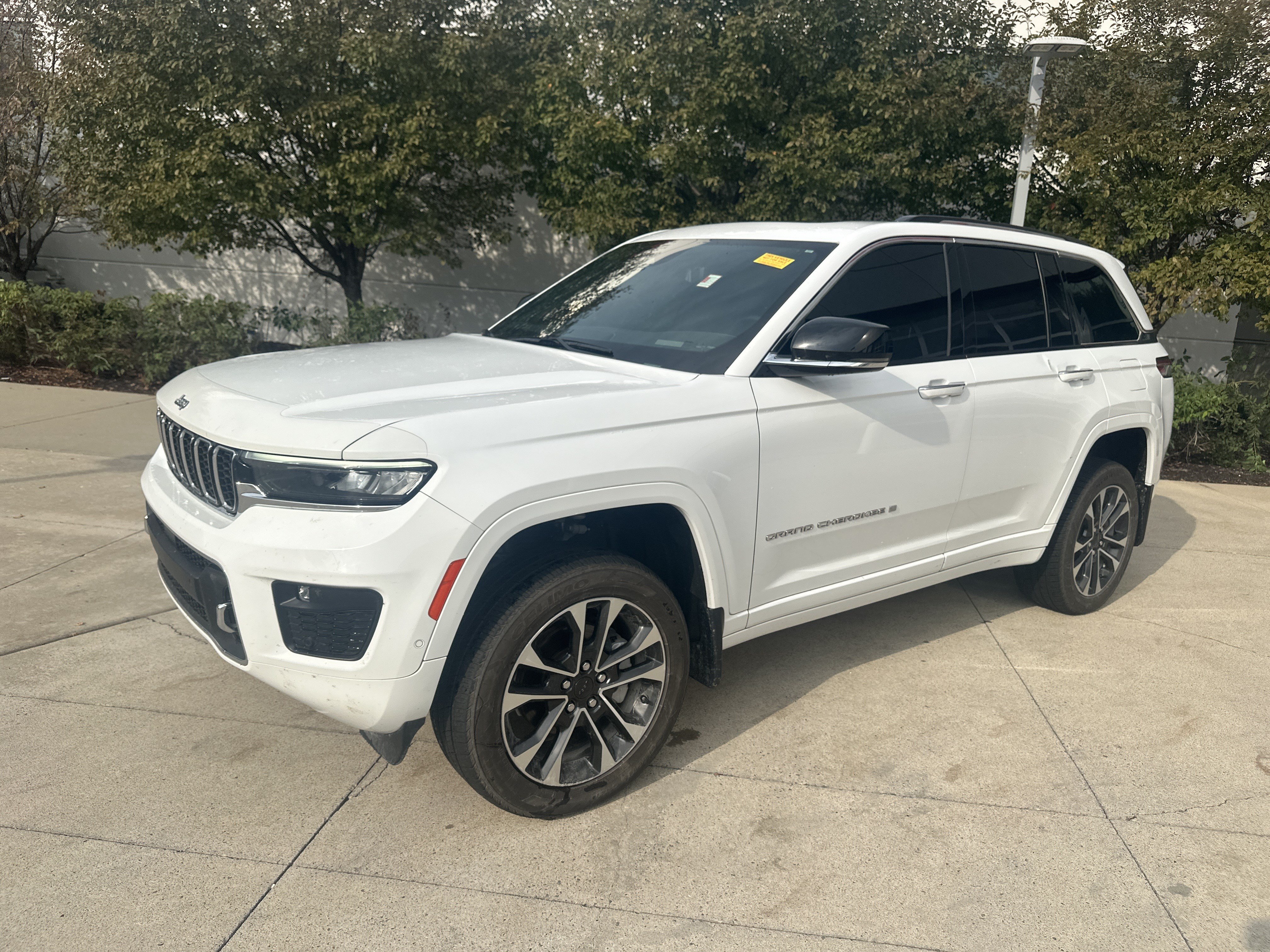 Used 2022 Jeep Grand Cherokee Overland w/ Luxury Tech Group IV AWD/4WD image 3