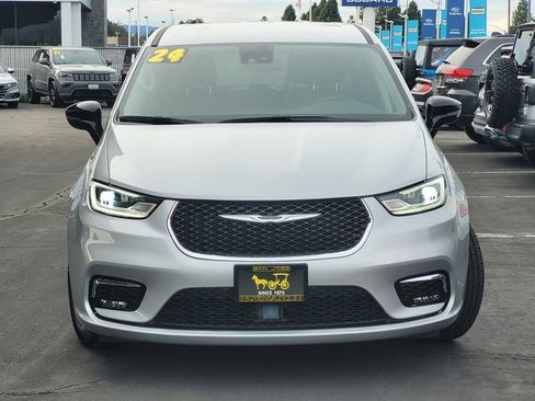 Used 2024 Chrysler Pacifica Touring-L image 2