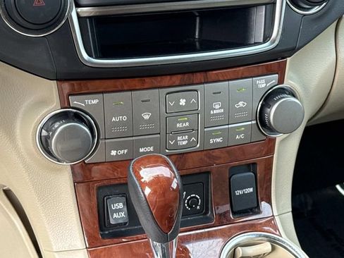 Used 2013 Toyota Highlander Limited AWD/4WD image 22