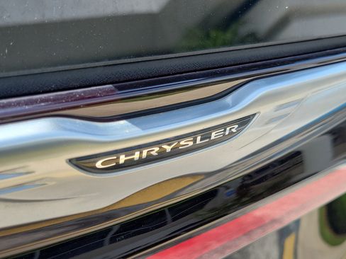Used 2023 Chrysler Pacifica Touring-L FWD image 10