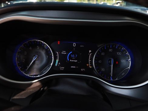 Used 2024 Chrysler Pacifica Touring-L FWD image 13