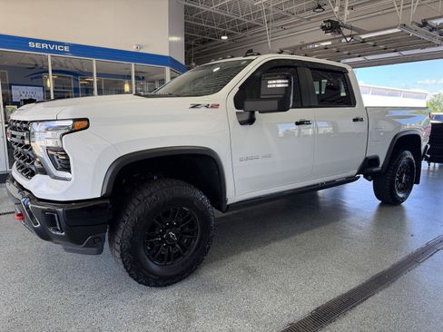 Used 2024 Chevrolet Silverado 2500 ZR2 w/ Technology Package AWD/4WD image 4