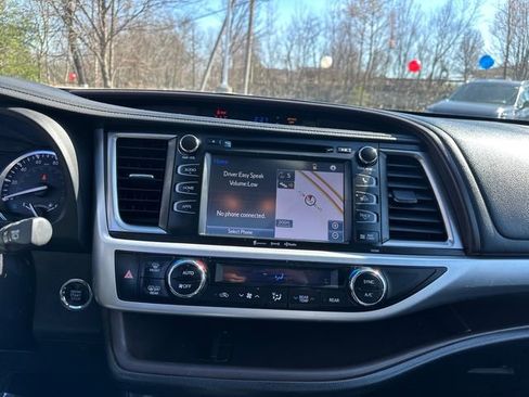Used 2019 Toyota Highlander XLE image 25