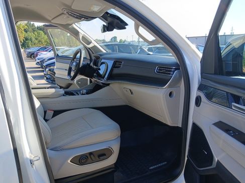 Used 2024 Jeep Wagoneer L Series II w/ Flexible Seating Group RWD image 29