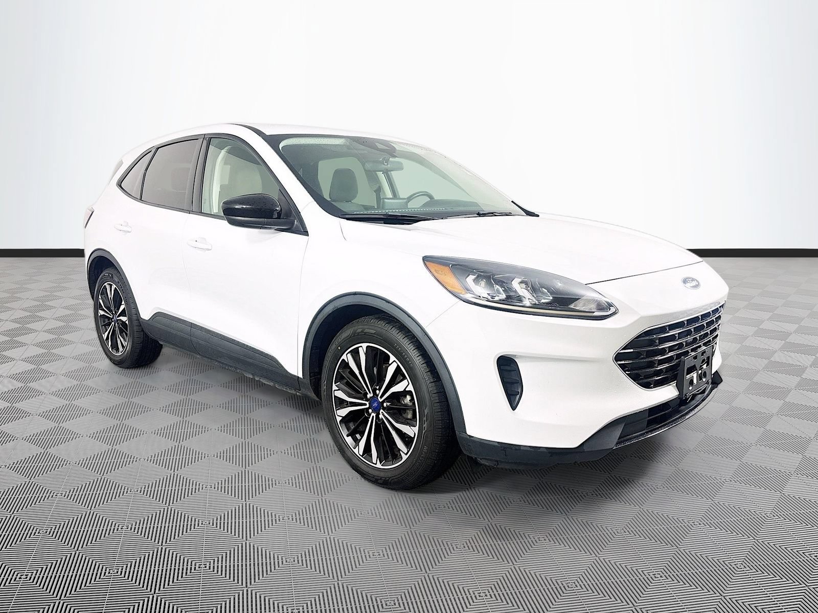 Used 2022 Ford Escape SE w/ SE Sport Appearance Package FWD image 1