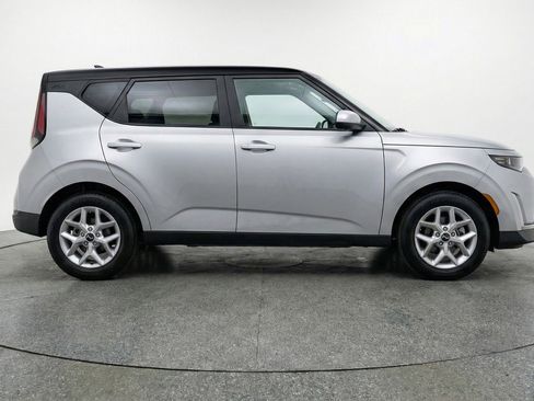 Used 2025 Kia Soul LX w/ LX Technology Package FWD image 11
