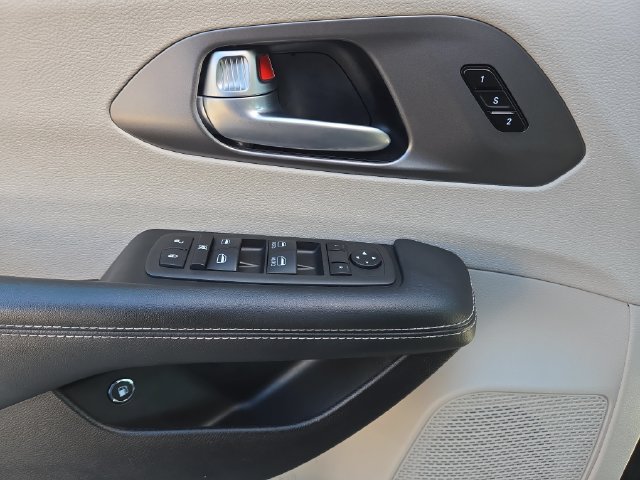 Used 2024 Chrysler Pacifica Limited FWD image 18