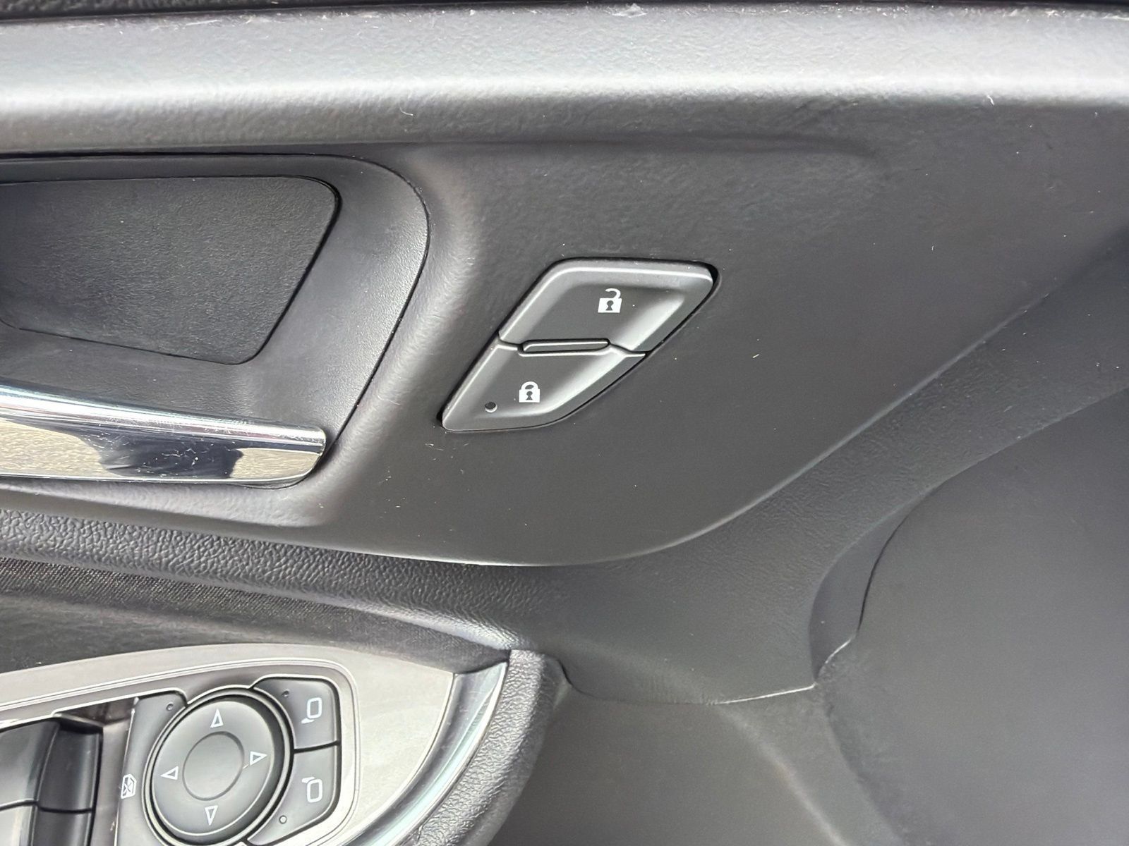 Used 2017 Chevrolet Malibu LT FWD image 9