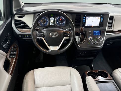 Used 2015 Toyota Sienna Limited image 11