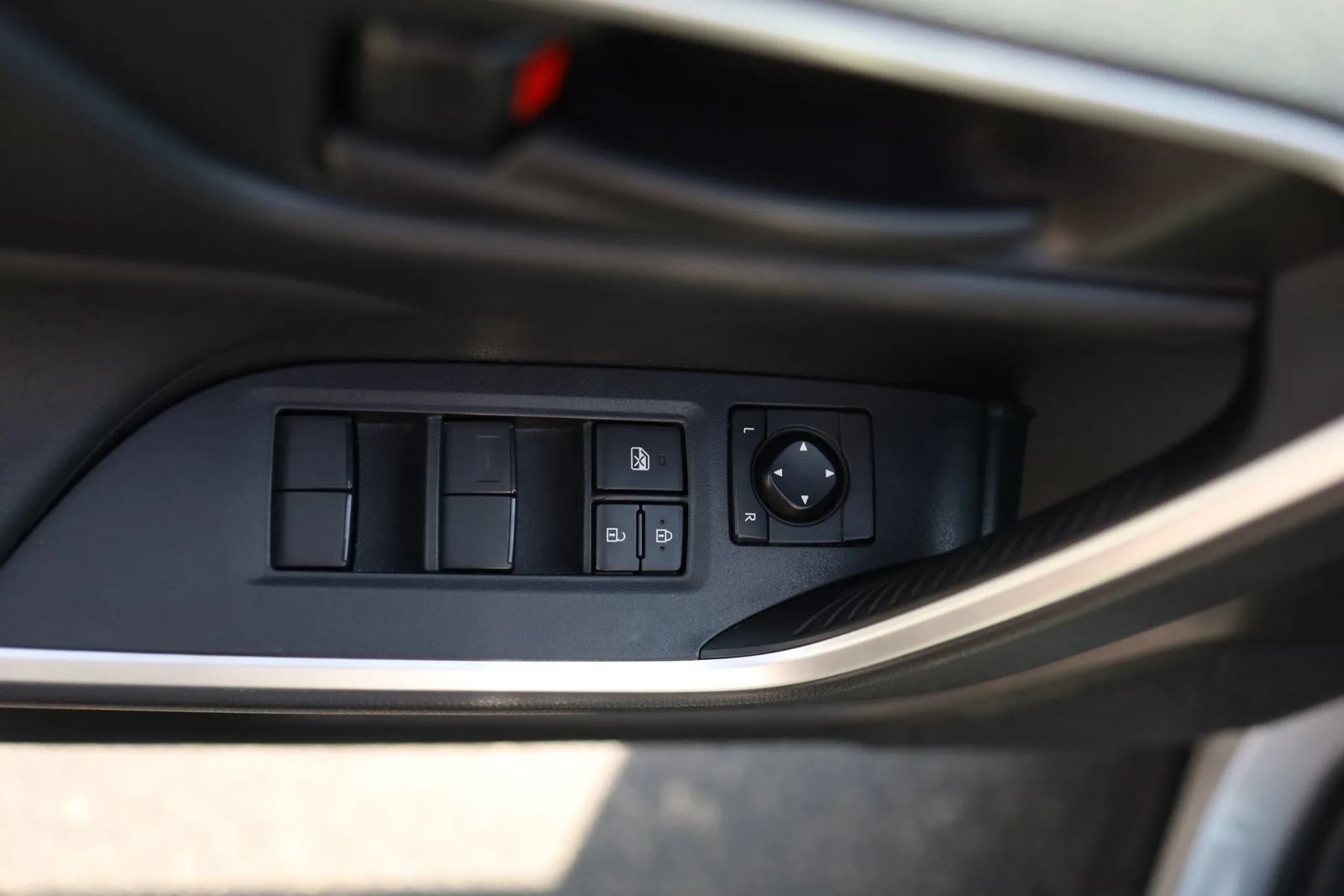 Used 2021 Toyota RAV4 SE w/ Weather & Moonroof Package AWD/4WD image 11