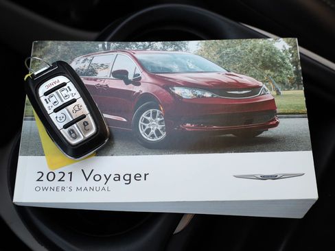 Used 2021 Chrysler Voyager Lxi image 11