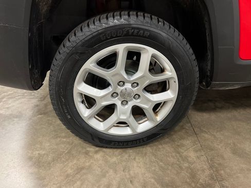Used 2017 Jeep Renegade Latitude AWD/4WD image 11