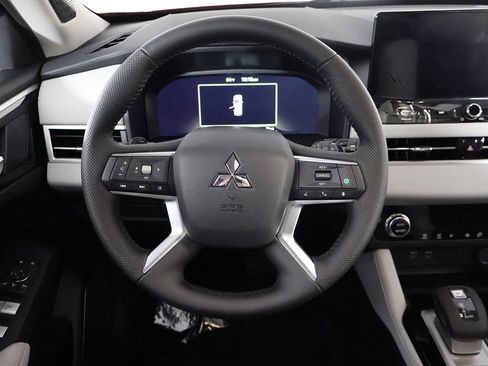 New 2025 Mitsubishi Outlander SE image 41
