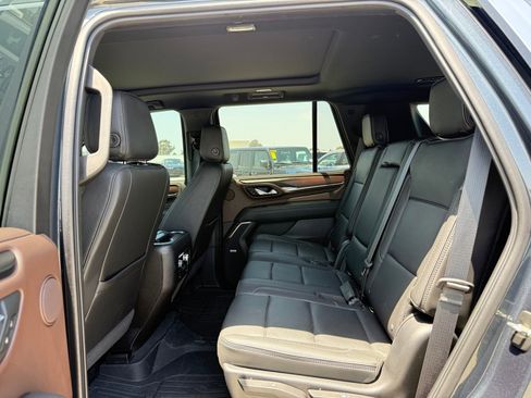 Used 2022 GMC Yukon Denali w/ Denali Premium Package AWD/4WD image 6