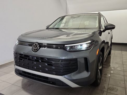 New 2025 Volkswagen Tiguan SE image 2