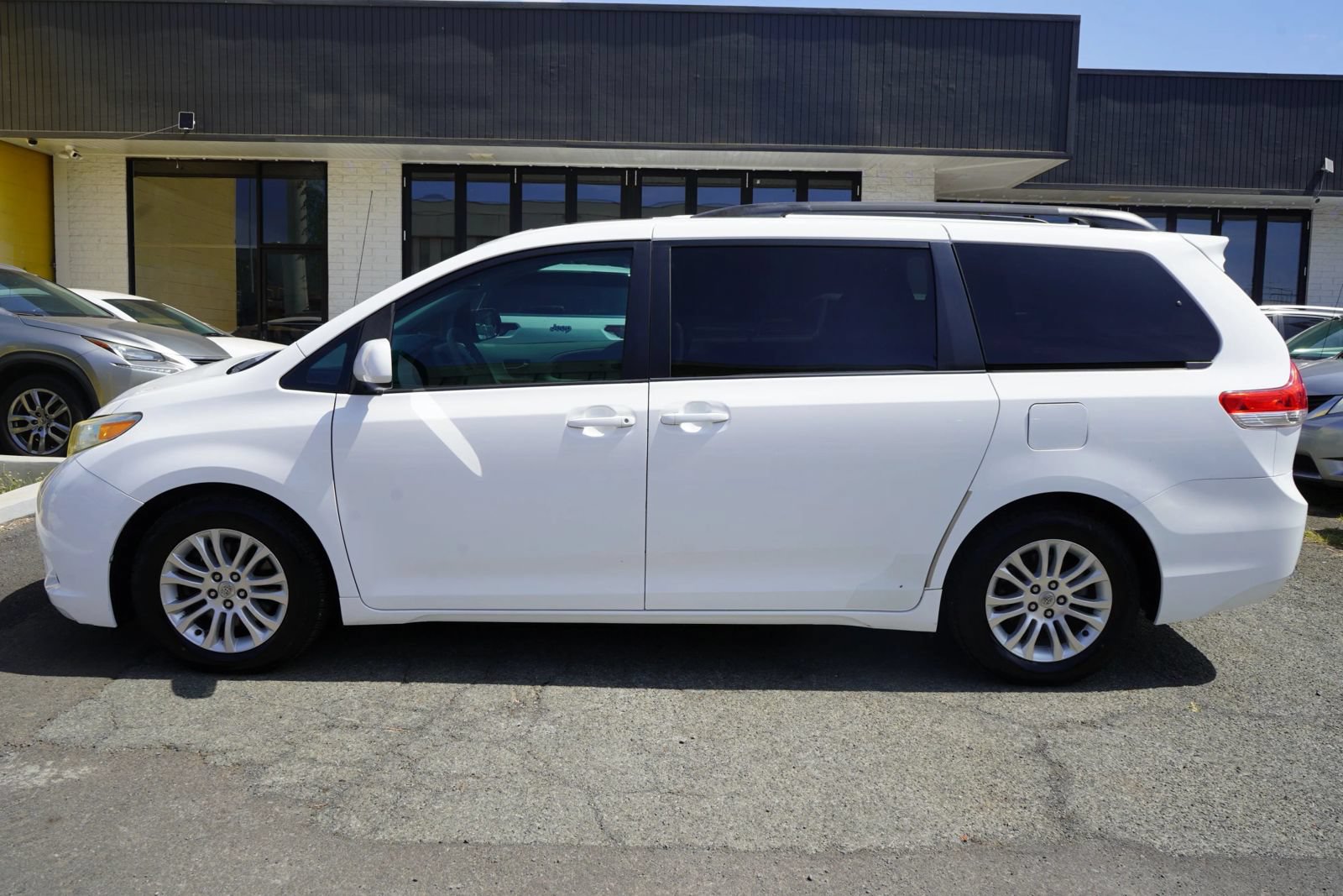 Used 2012 Toyota Sienna XLE FWD image 2