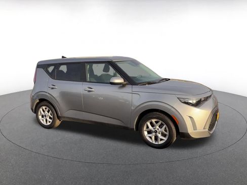 Used 2025 Kia Soul LX w/ LX Technology Package FWD image 2