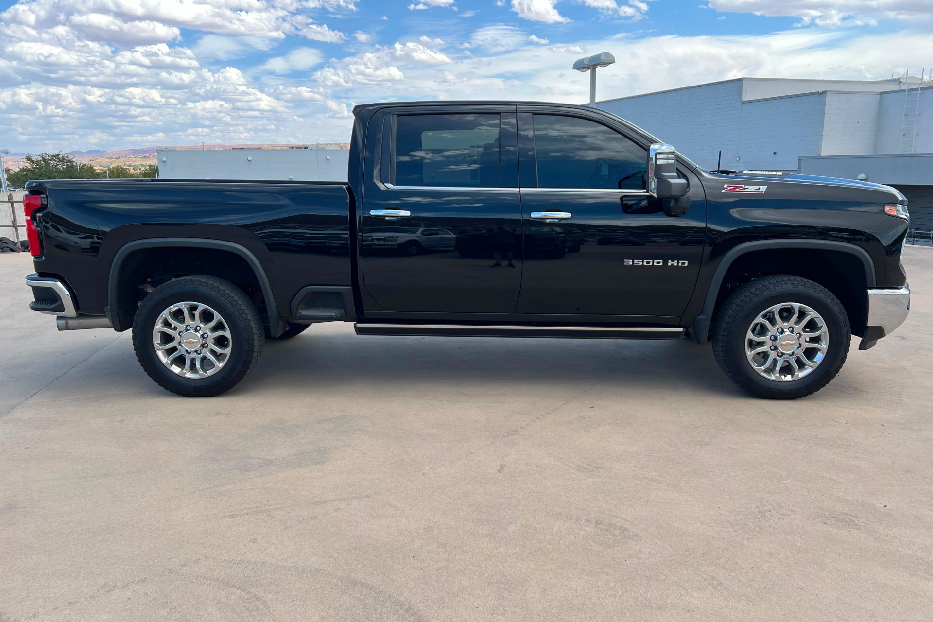 Used 2025 Chevrolet Silverado 3500 LTZ w/ LTZ Convenience Package AWD/4WD image 7
