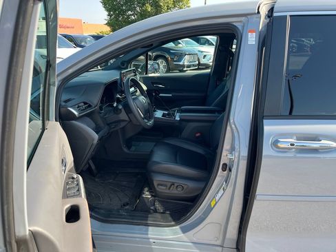 Used 2024 Toyota Sienna XSE w/ XSE Plus Package FWD image 6