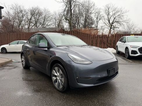 Used 2023 Tesla Model Y 2WD image 3