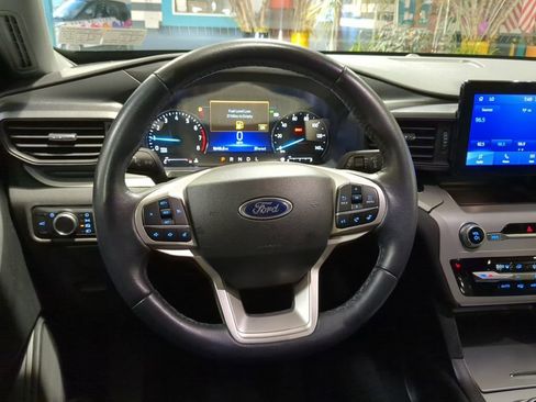 Used 2023 Ford Explorer XLT w/ Class IV Trailer Tow Package AWD/4WD image 2