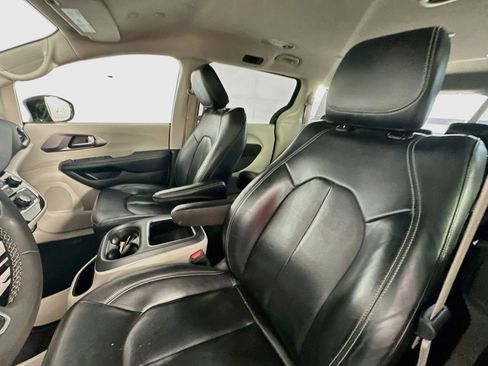 Used 2022 Chrysler Pacifica Touring-L FWD image 18