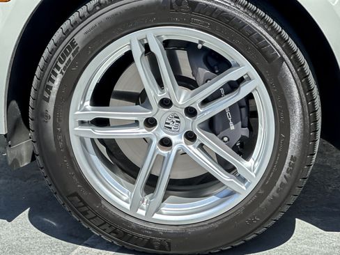 Certified 2026 Porsche Macan AWD/4WD image 26