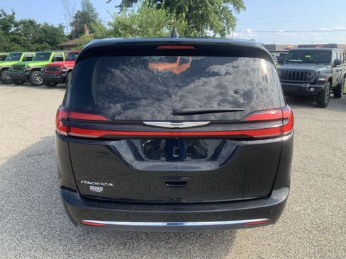 Used 2023 Chrysler Pacifica Touring-L FWD image 9