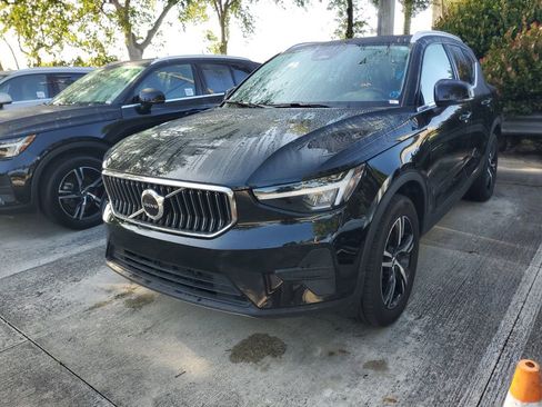 Certified 2025 Volvo XC40 B5 Core AWD/4WD image 2