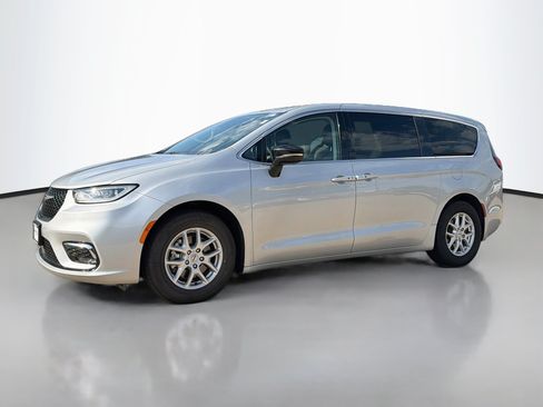 Used 2024 Chrysler Pacifica Touring-L FWD image 3