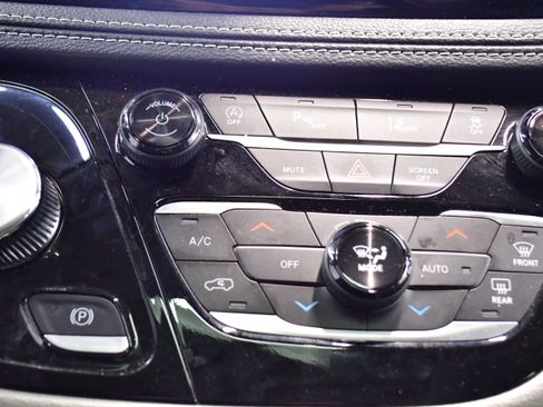 Used 2024 Chrysler Pacifica Limited image 54