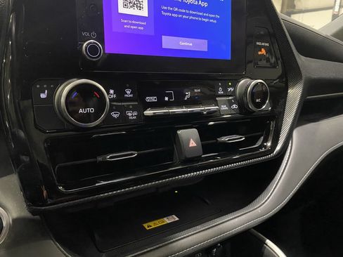 Used 2024 Toyota Highlander XSE FWD image 10