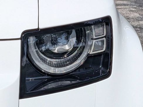 Used 2025 Land Rover Defender 110 X-Dynamic SE AWD/4WD image 9