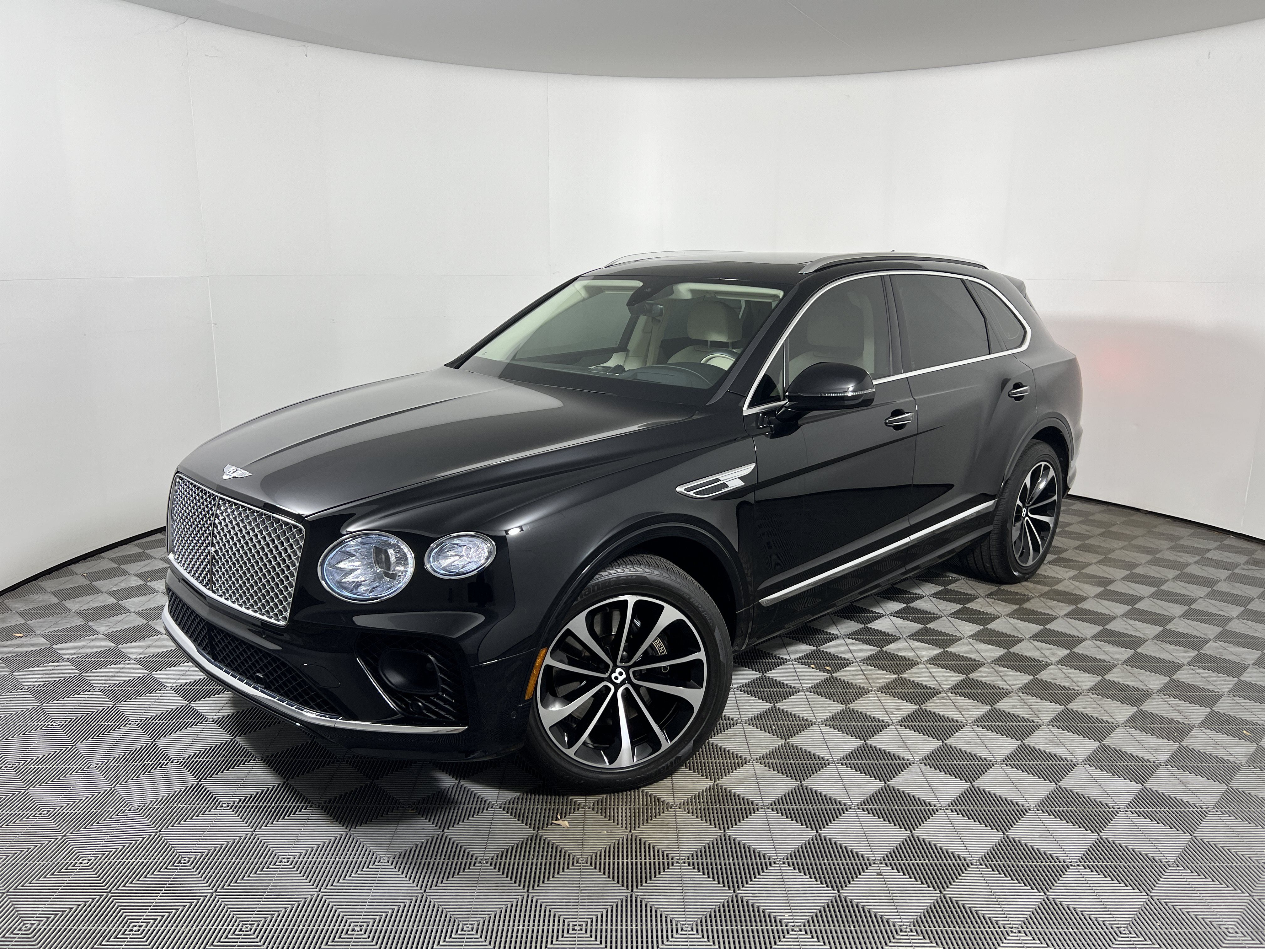 Used 2021 Bentley Bentayga AWD/4WD image 1