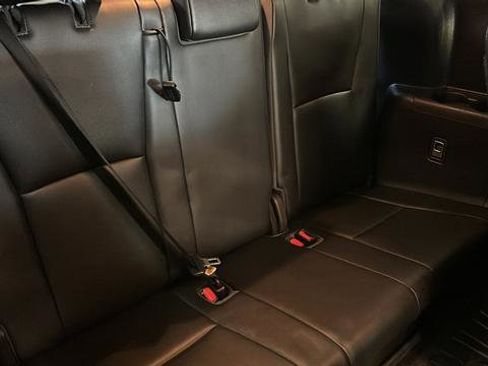 Used 2021 Toyota Highlander XLE AWD/4WD image 25