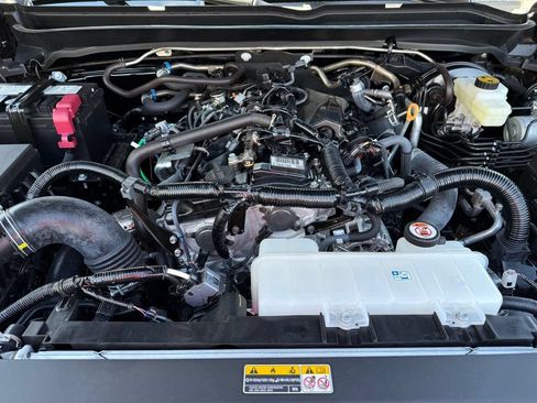 Certified 2025 Toyota Tacoma SR5 AWD/4WD image 9